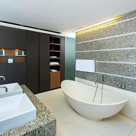 מלון Radisson Blu Media Harbour Hotel, 4*